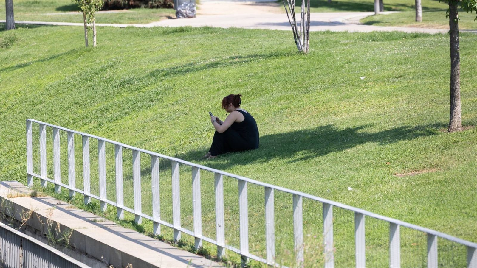 Una persona se resguarda del sol a la sombra en Madrid