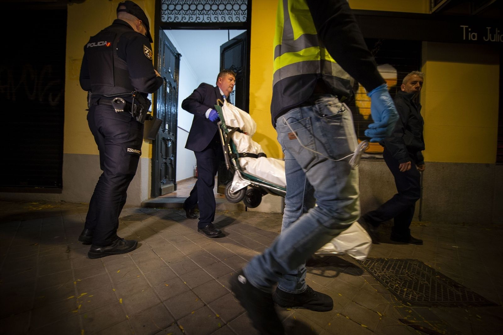 Servicios funerarios retiran el cadáver de Milena Sánchez Castro, asesinada en Madrid este mes de noviembre