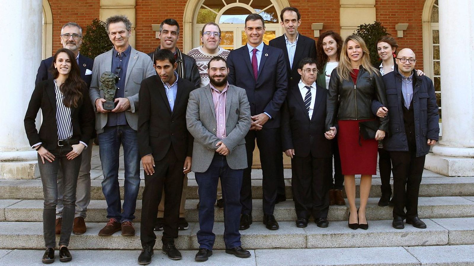 Sánchez recibe a los protagonistas y al equipo de 'Campeones' en La Moncloa