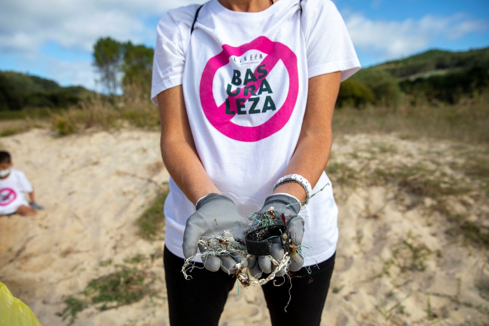 Voluntarios durante una de las campañas de 'basuraleza' organizadas por SEO Birdlife