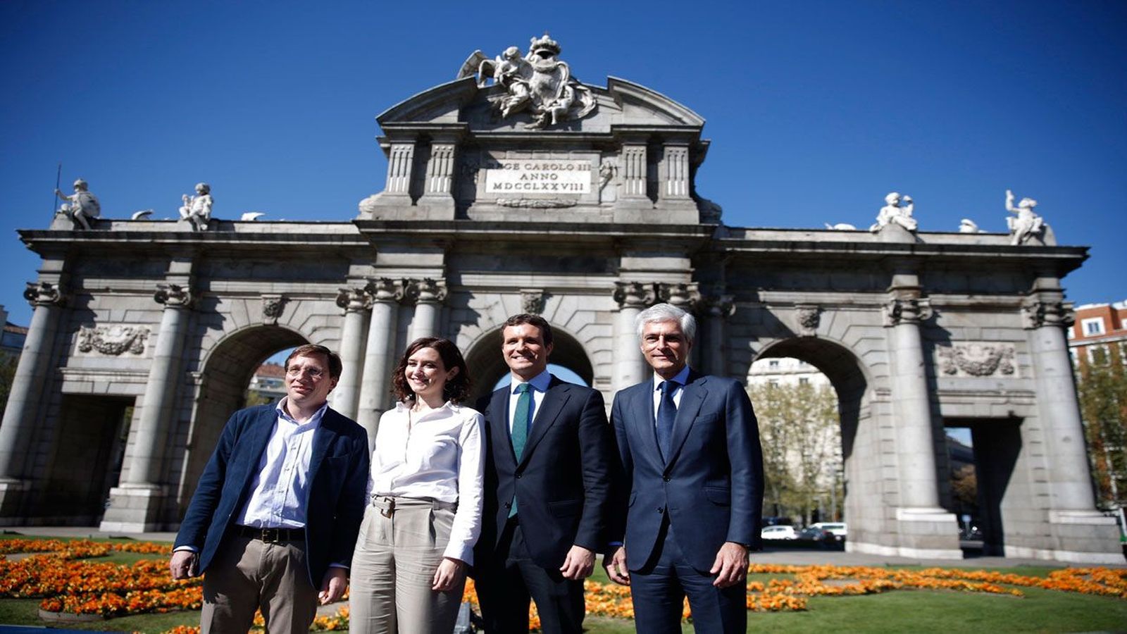 Casado presenta a sus candidatos en la Puerta de Alcalá