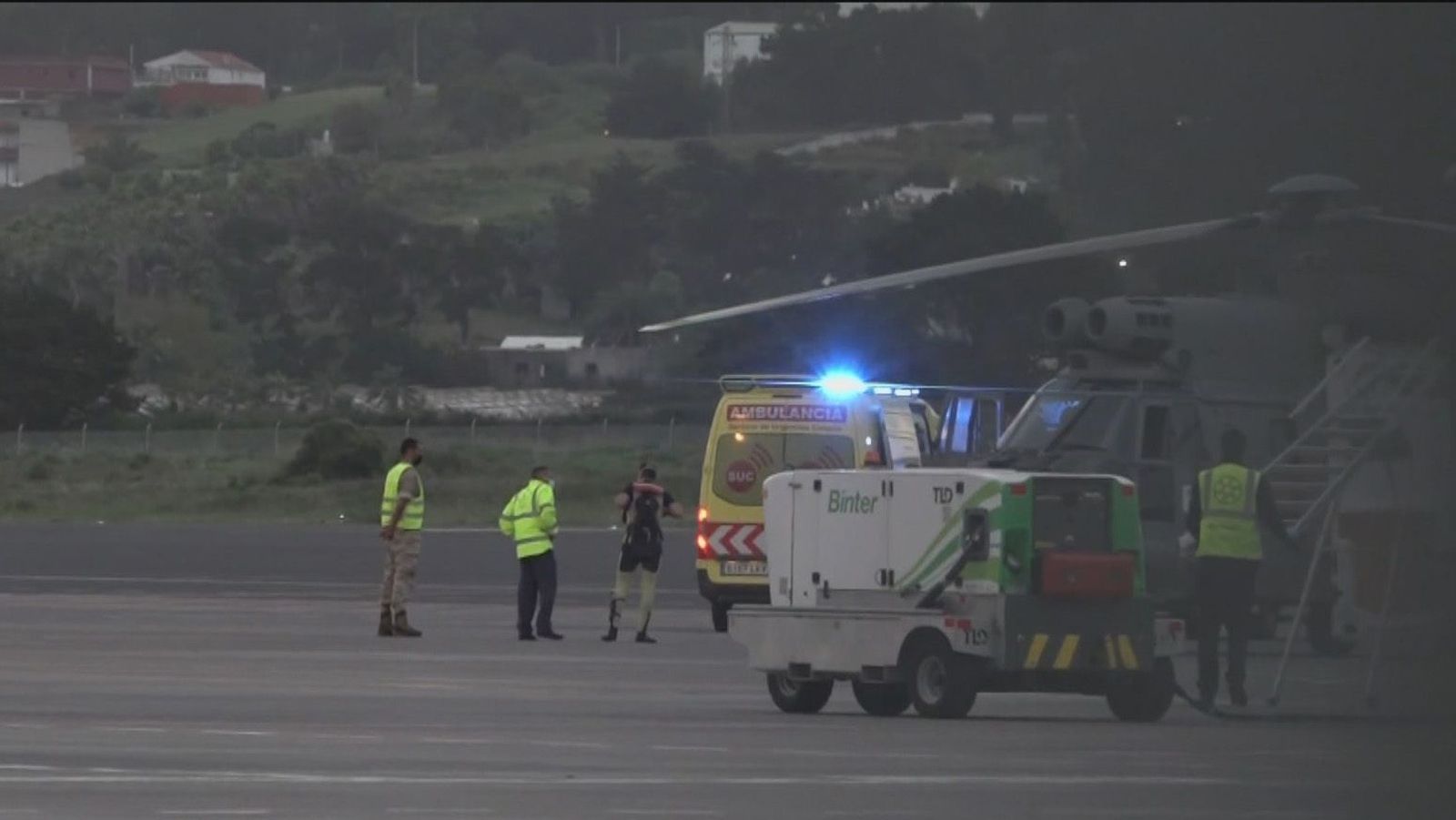 Trasladan a Tenerife a los tres supervivientes del cayuco con 17 muertos