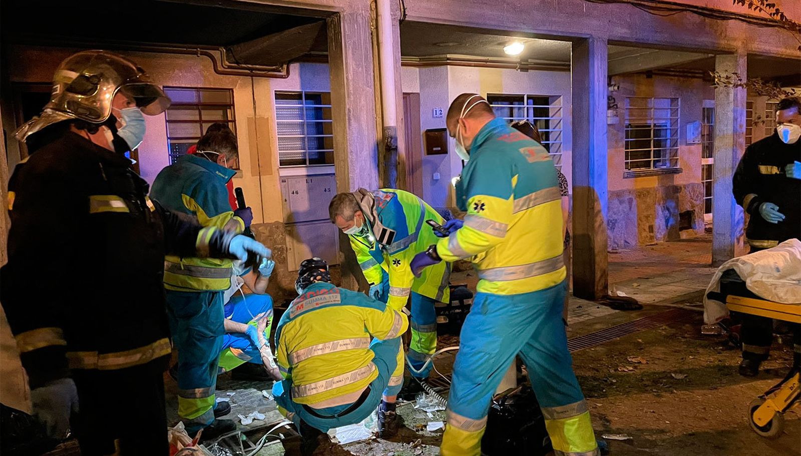 Servicios de emergencias atienden a uno de los heridos en el incendio