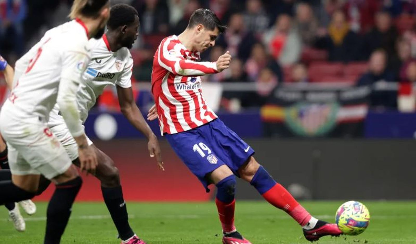 Morata ante el Sevilla