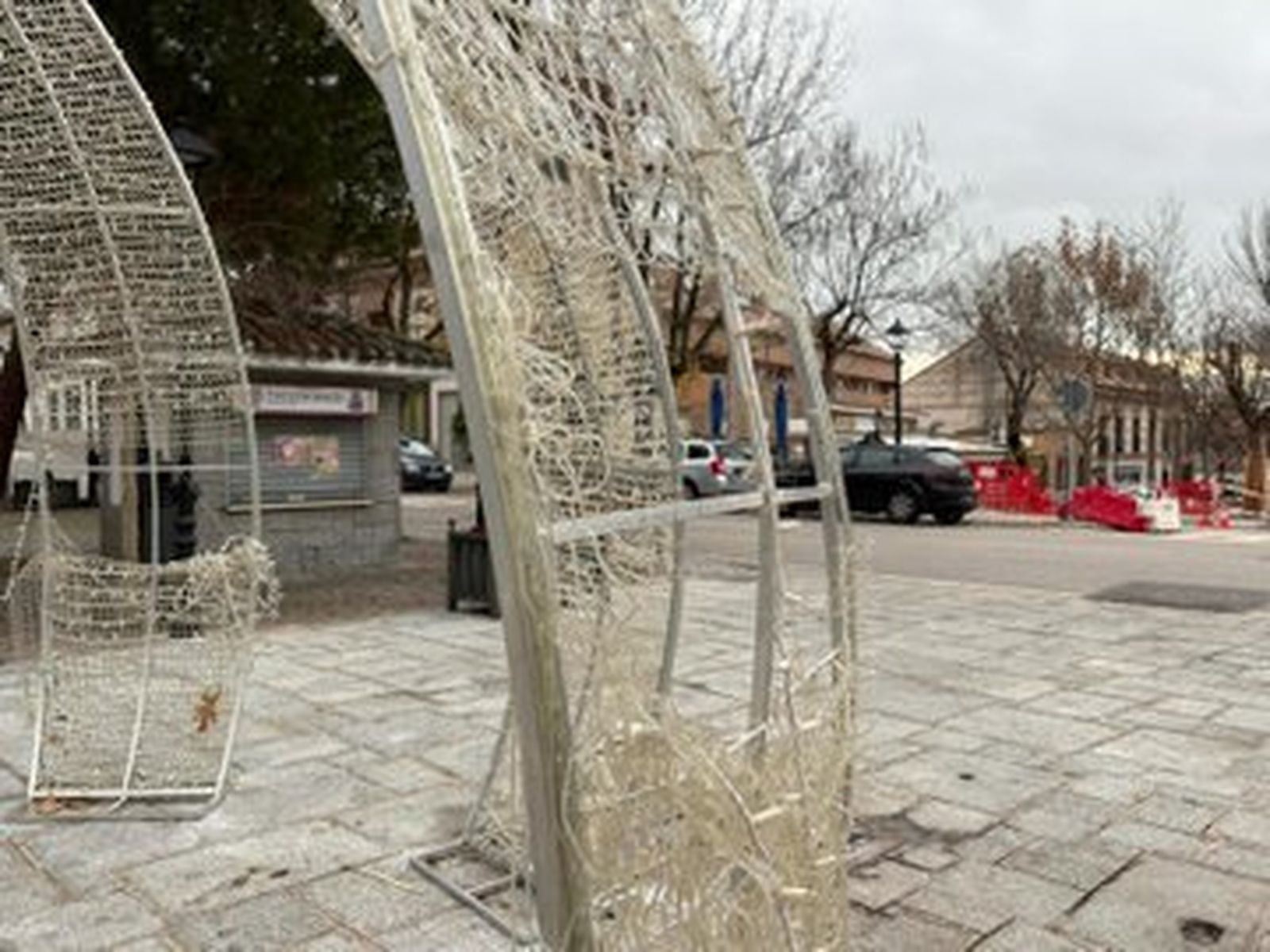 Daños en la bola de Navidad de la plaza de Brunete