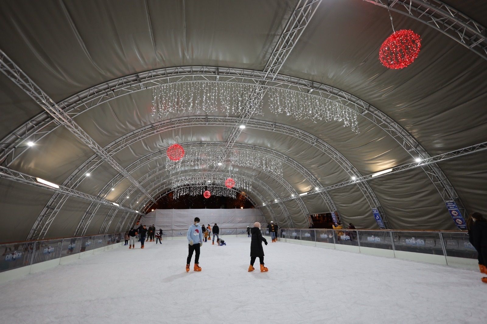 Gran Pista de Hielo Cubierta de Fuenlabrada
