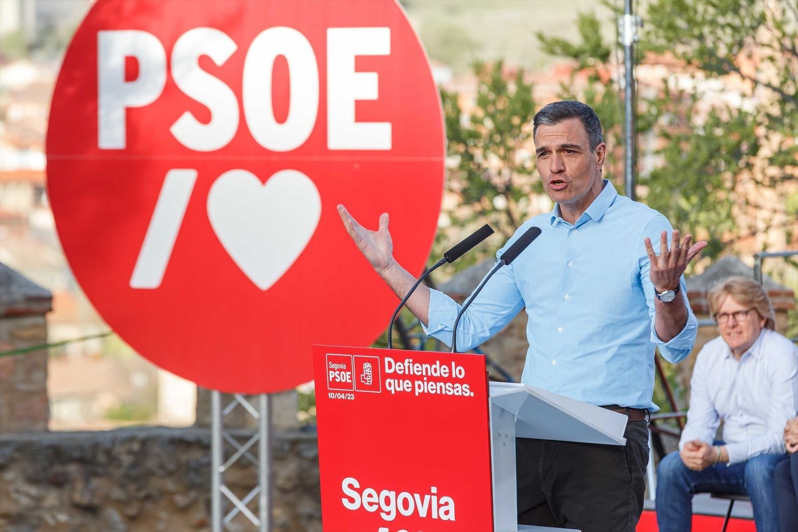 Sánchez insiste en sacar las instituciones de Madrid