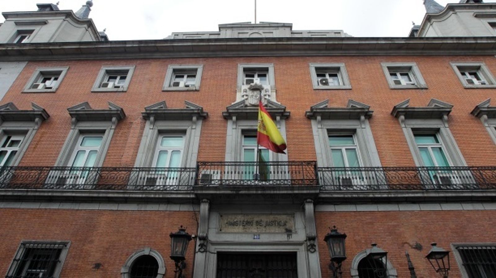 Justicia alerta de webs que cobran por gestionar certificados que solo son expedidos por el Ministerio