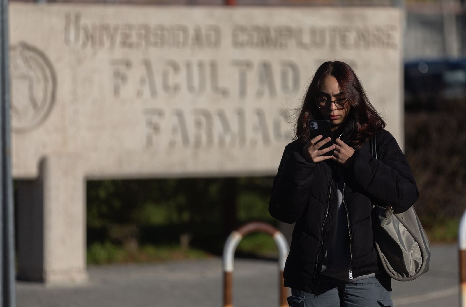 Una mujer junto a la Facultad de Farmacia (UCM)