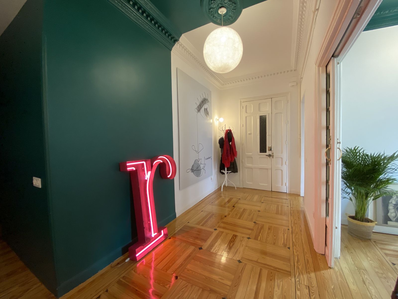 La entrada a esta vivienda ya nos da una pista de lo que vamos a encontrar--- ¿por qué estará pintada a dos colores?