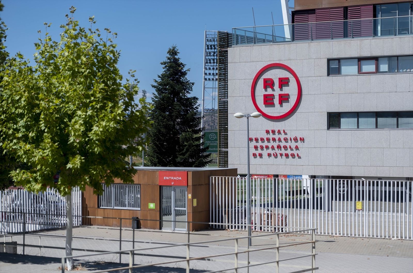Acceso a la entrada de la Real Federación Española de Fútbol (RFEF), en Las Rozas (Madrid)