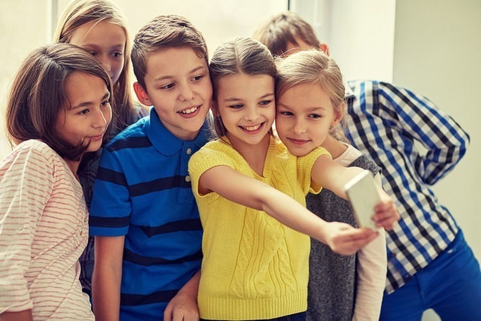 Niños haciéndose una foto con el móvil
