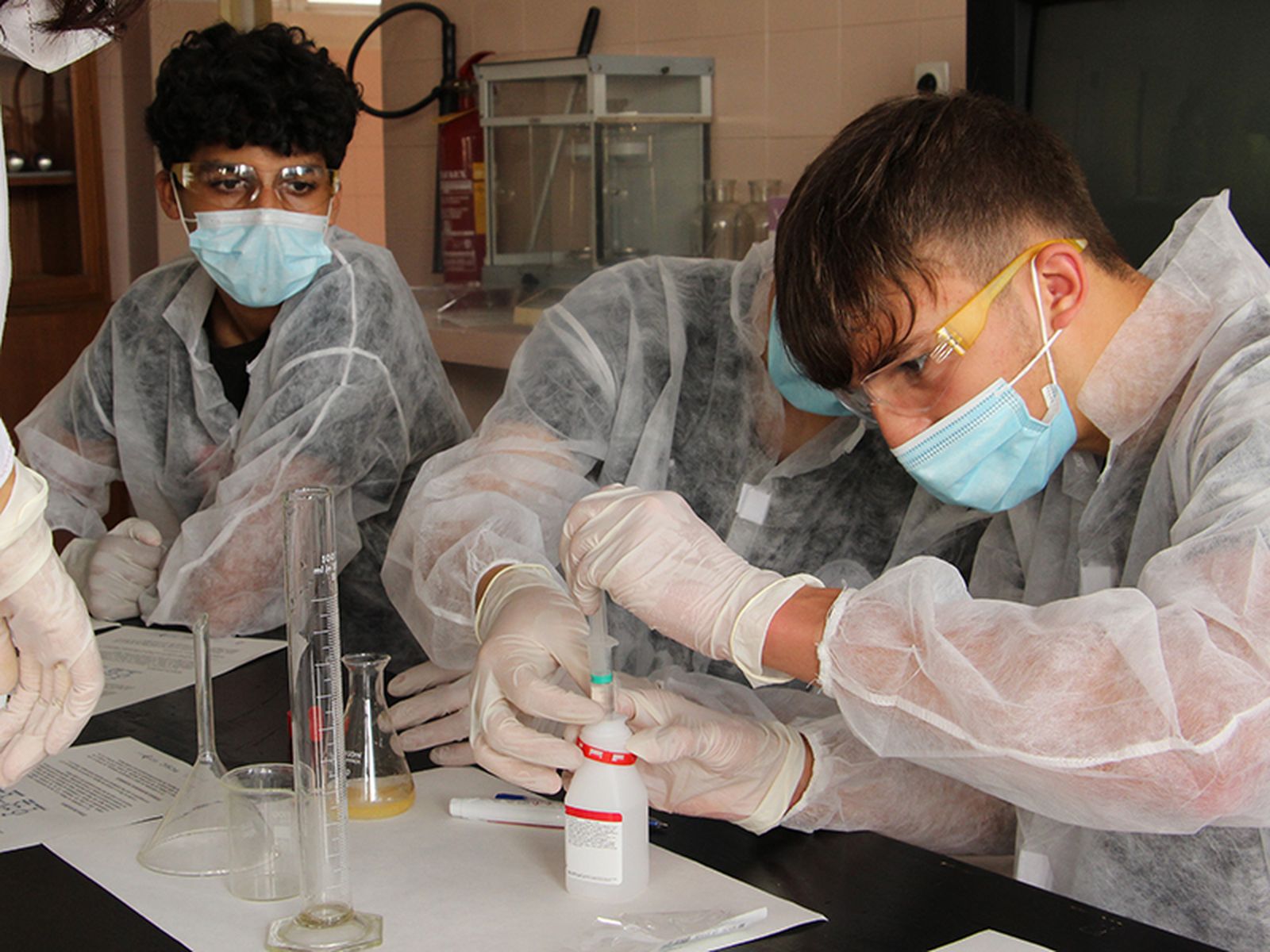 Un grupo de jóvenes participa en una actividad de laboratorio