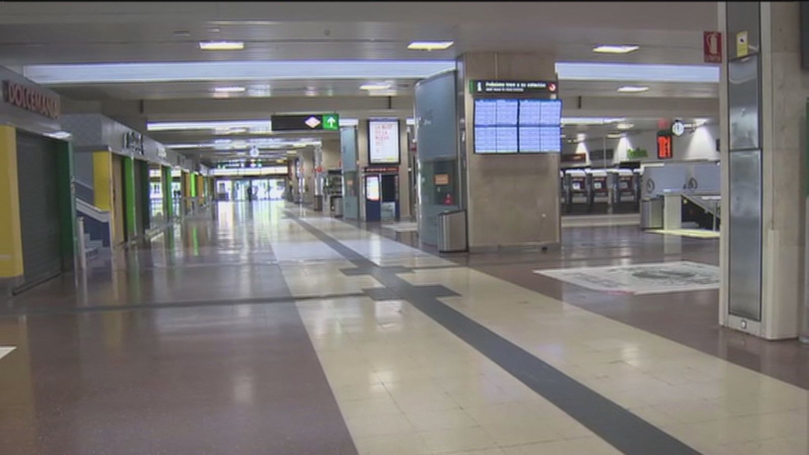 Cierre de tiendas arruinadas en Chamartín por falta de pasajeros y el pago de un elevado alquiler a Adif