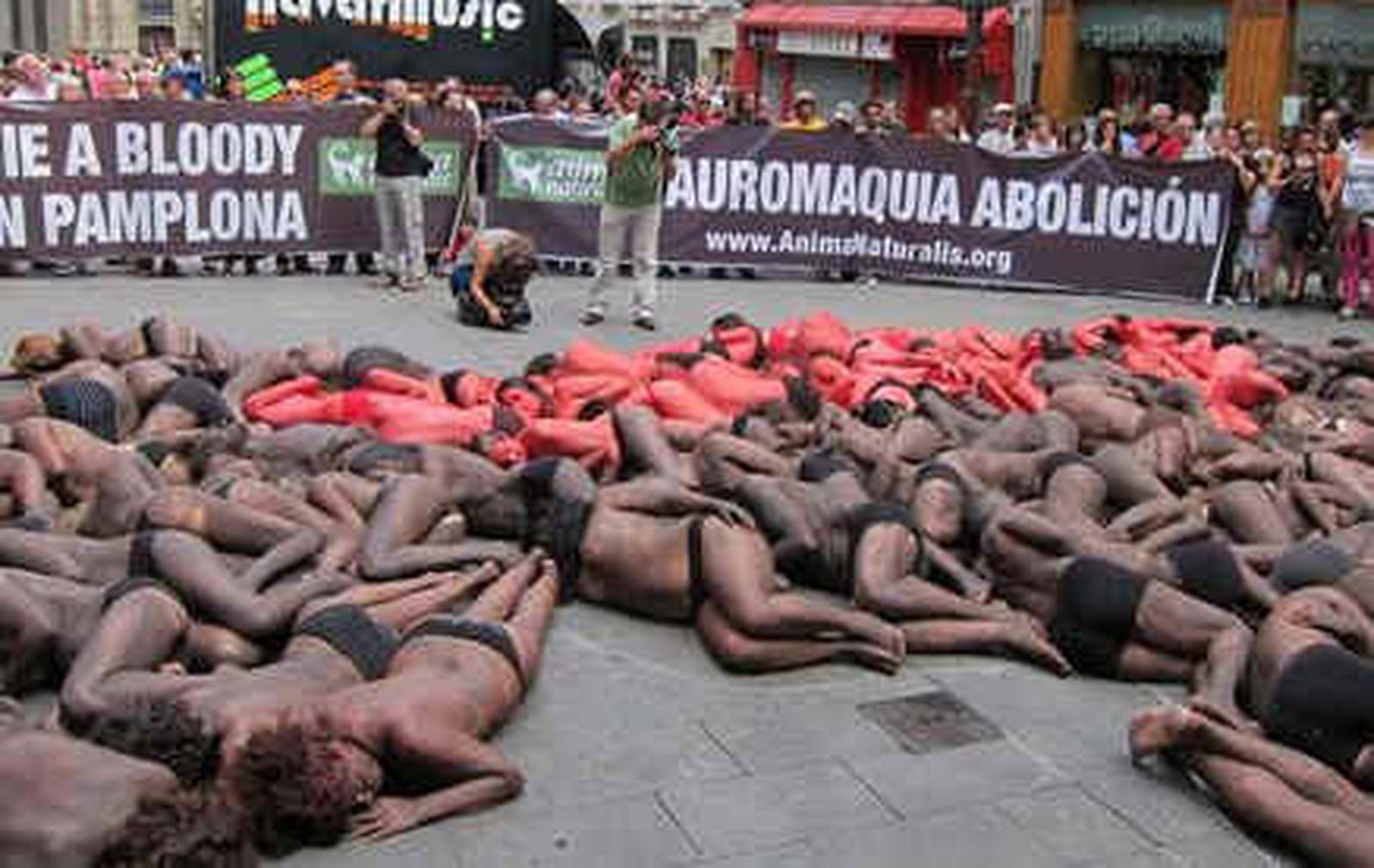 Un centenar de activistas desnudos protesta por los encierros de San Fermín