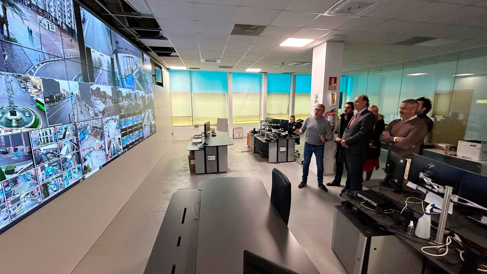 El  consejero de Digitalización, Miguel López-Valverde y el alcalde de Torrejón de Ardoz, Alejandro Navarro,  visitan el Centro de Control de Policía Local