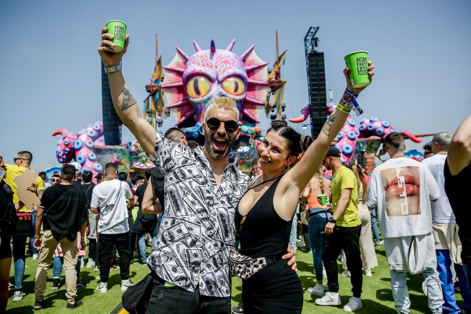 Asistentes posan a la cámara en el festival Elrow Town Madrid