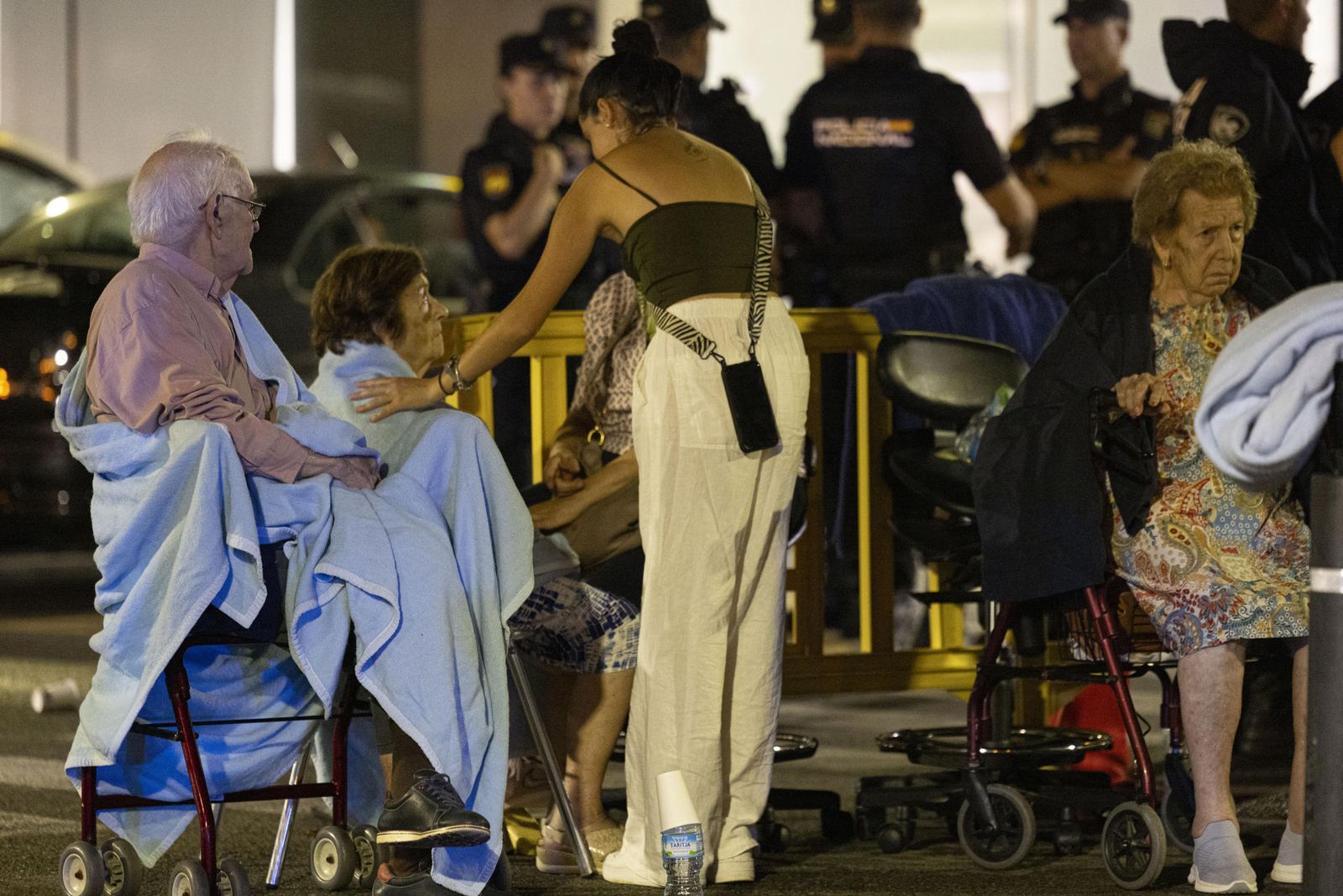 Ancianos desalojados tras declararse un incendio en la residencia Fontsana