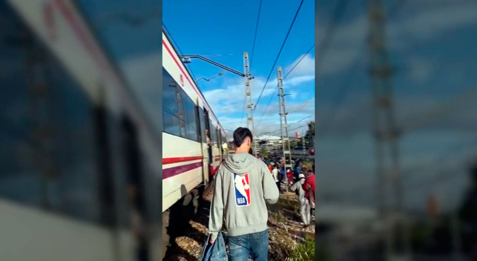 Viajeros invaden las vías de Cercanías