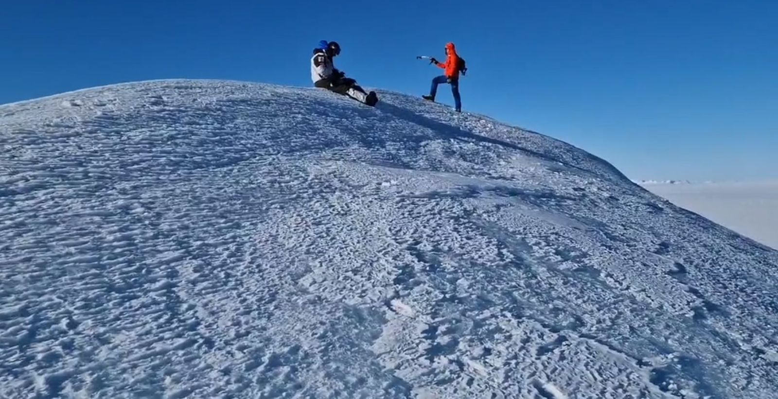 Olivera y Tobia, miembros de la expedición Larramendi al sur de Groenlandia, en una de las montañas surgidas del hielo