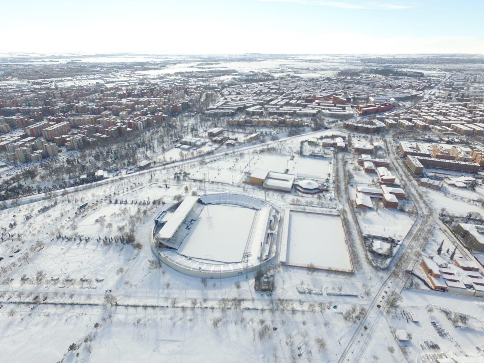 El estadio de Butarque, completamente nevado