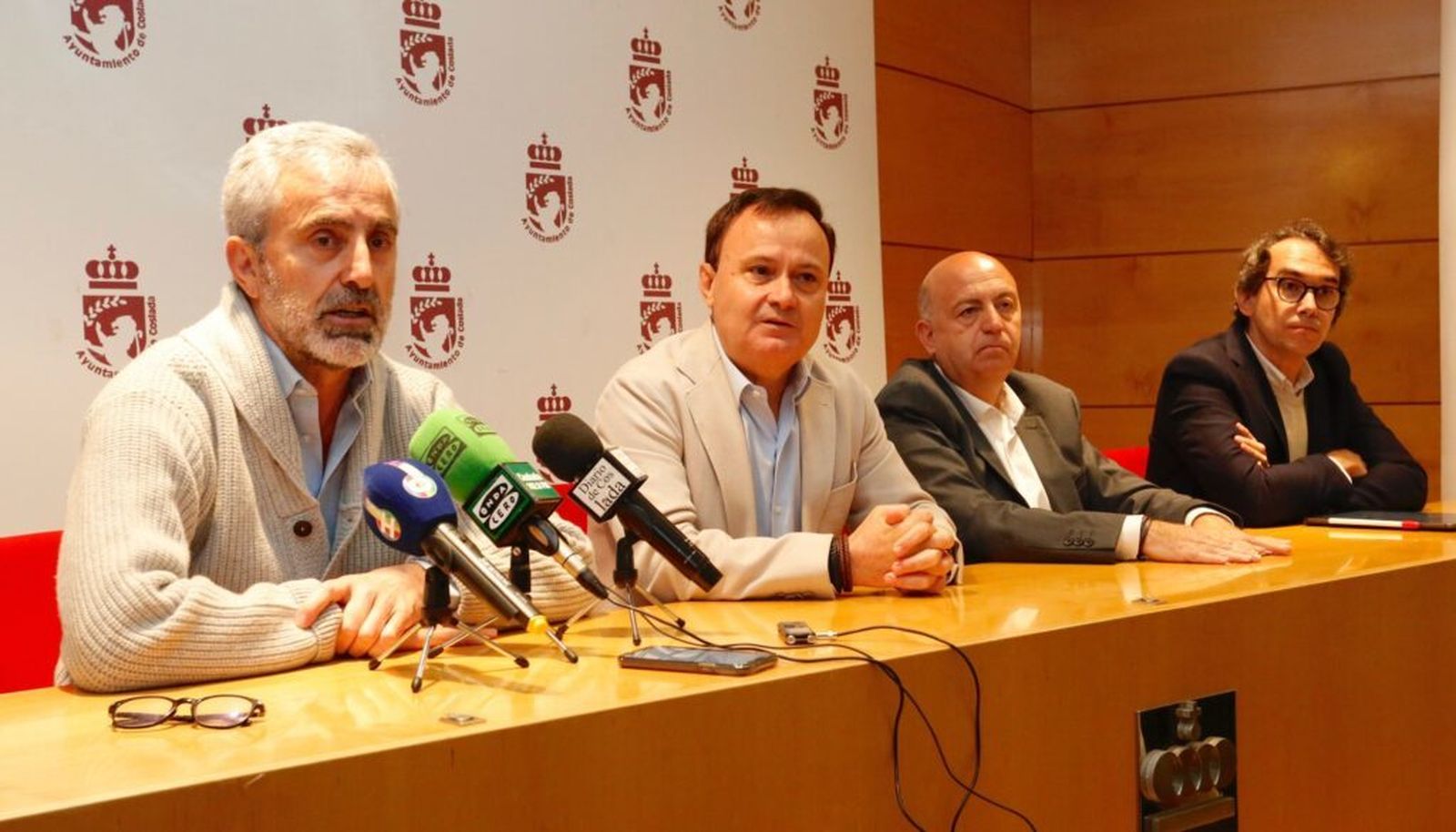 Ángel Viveros, alcalde de Coslada, en el centro