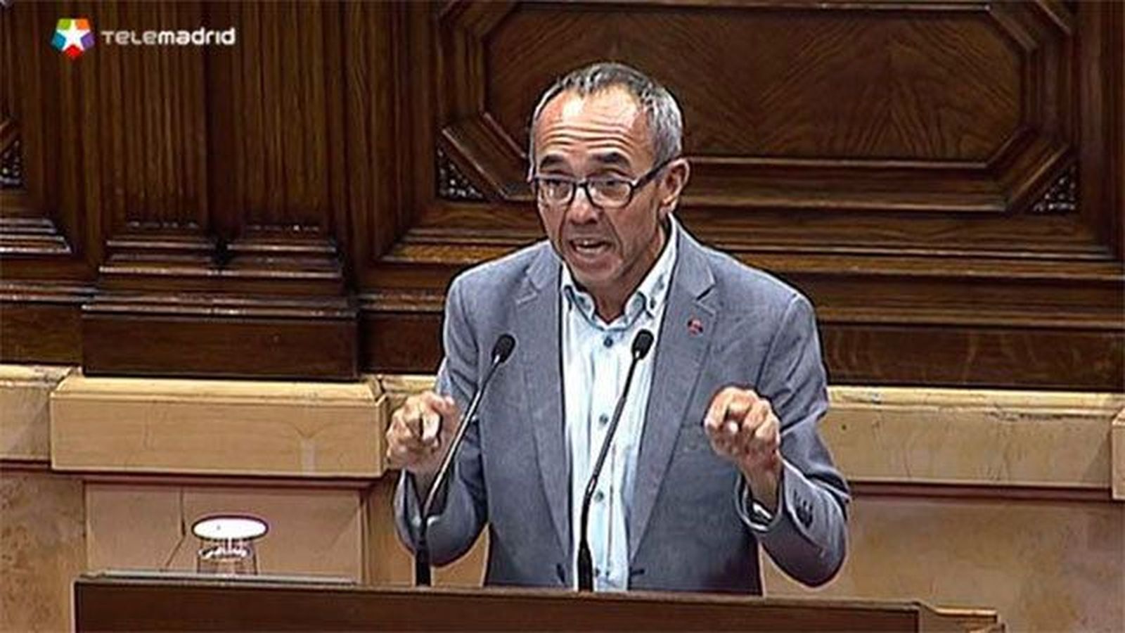 El portavoz de Catalunya Sí Que Es Pot arranca la ovación de los diputados Cs, PSC y PP