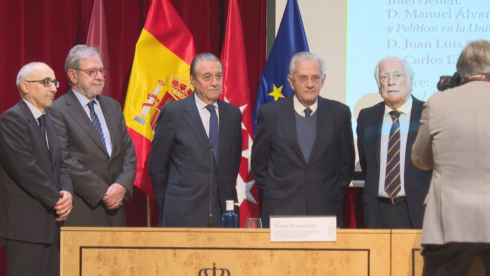 El rey emérito en el 50 aniversario de su proclamación, reclama el apoyo de todos "para mi hijo el rey Felipe en este difícil cometido"