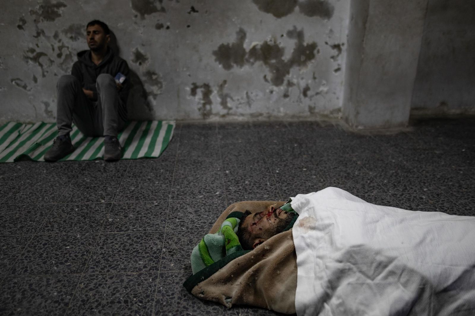 El cuerpo del portavoz de Hamas  Abdul Latif al-Qanou en el hospital at Al-Ahli Arab, en Gaza