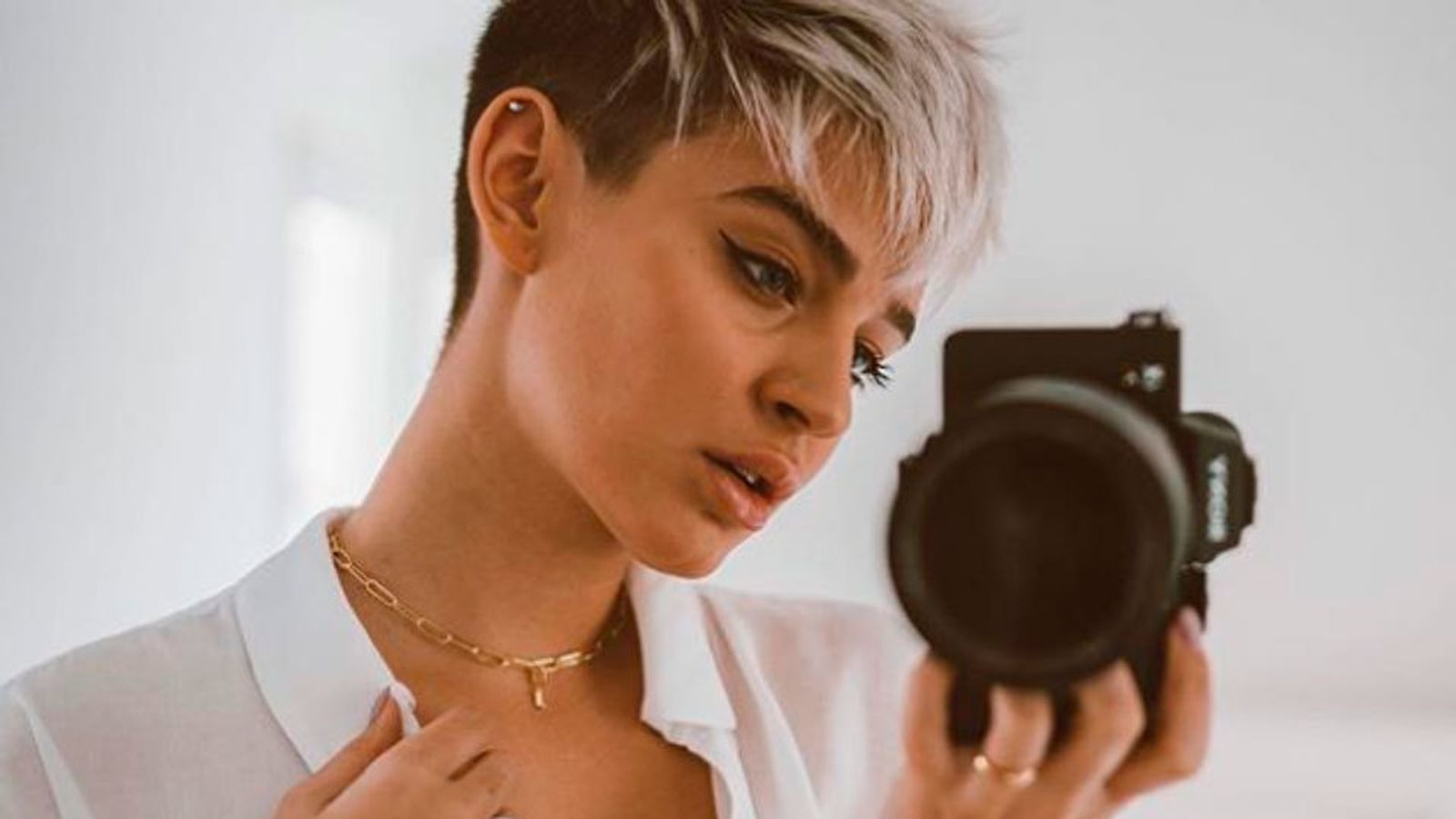 LAURA ESCANES/ INFLUENCER