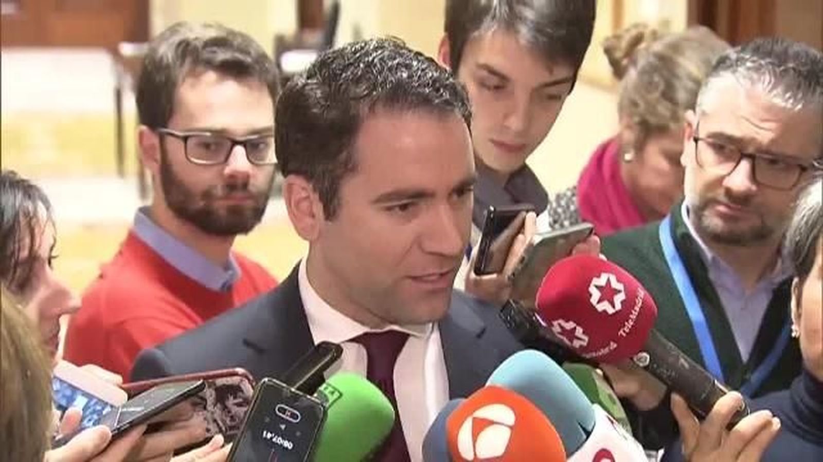 El PP acusa a Sánchez de "cobarde" por ceder las competencias del taxi a las CCAA