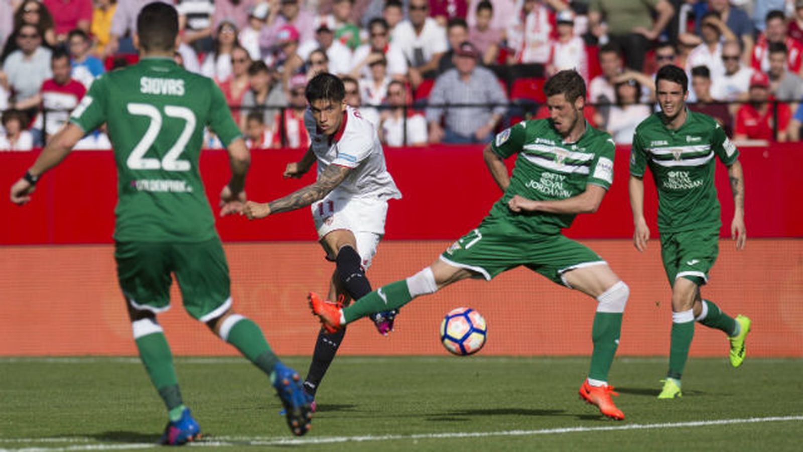 Joaquín Correa disputa un balón con el jugador del Leganés Rubén Pérez