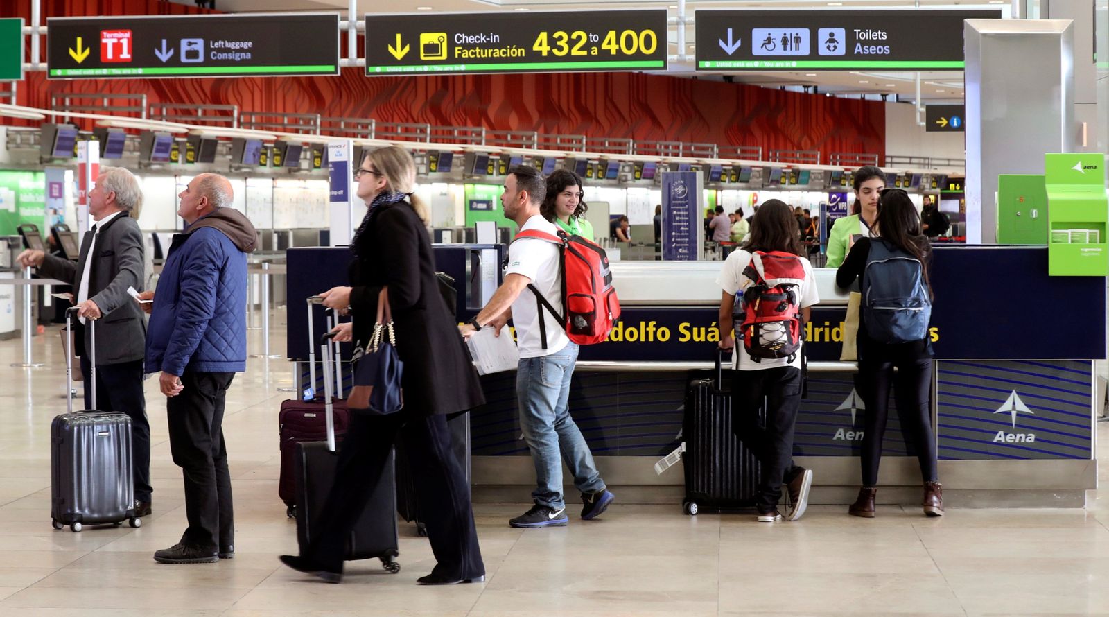 Pasajeros critican la falta de información por la huelga en Barajas