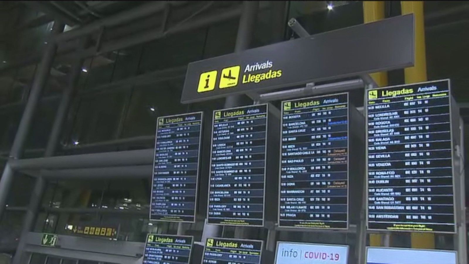 Reencuentros navideños con pocos abrazos en Barajas, que nota el descenso de viajeros