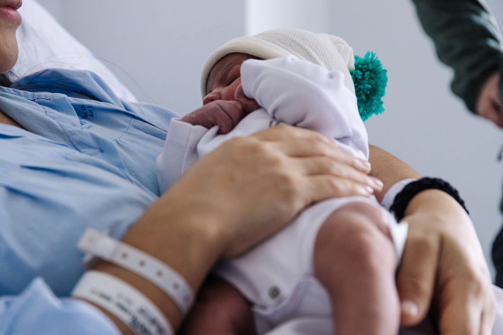 María Liz sostiene a su hijo Erik, que ha sido el primer bebé nacido en 2024 en Madrid, en el Hospital Universitario La Paz