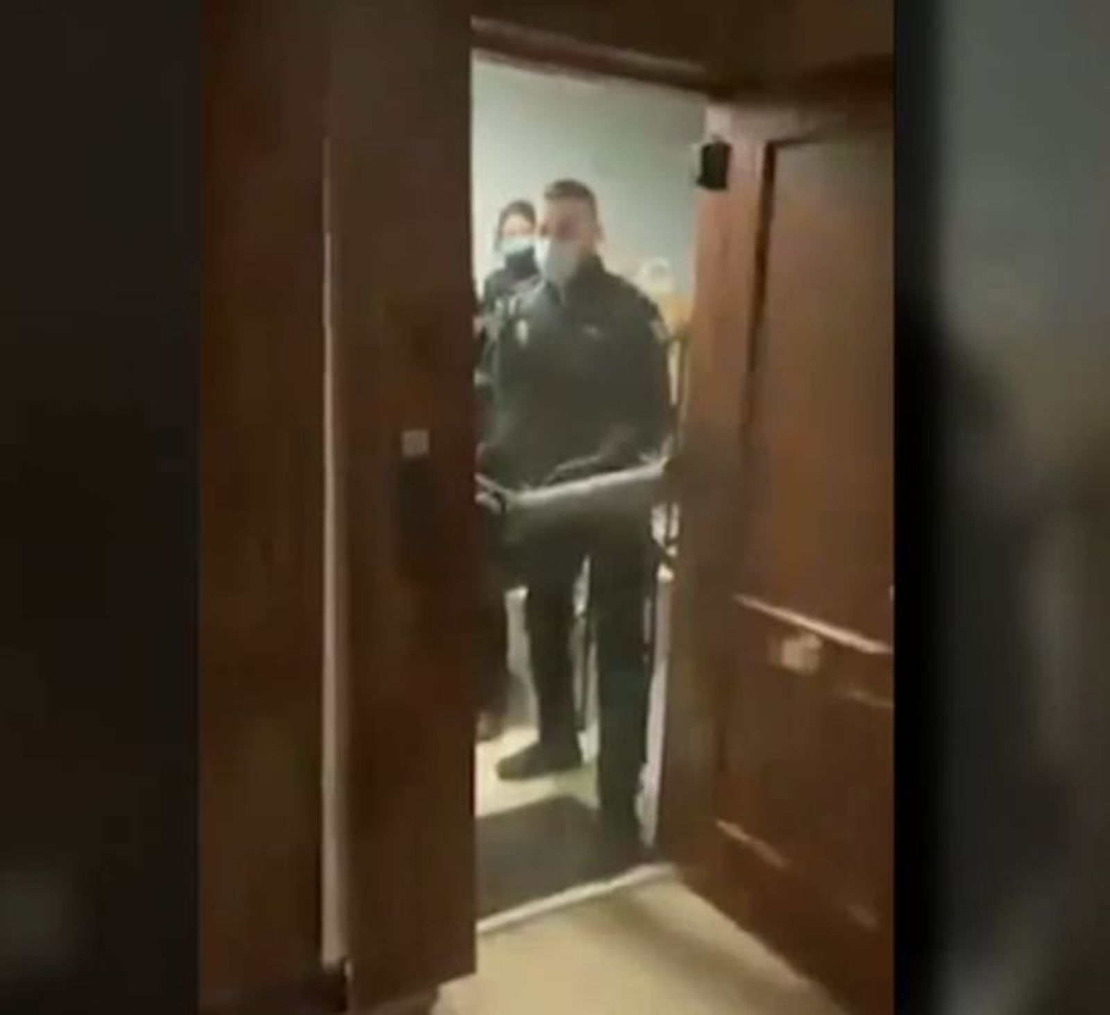 Agentes entrando en el piso