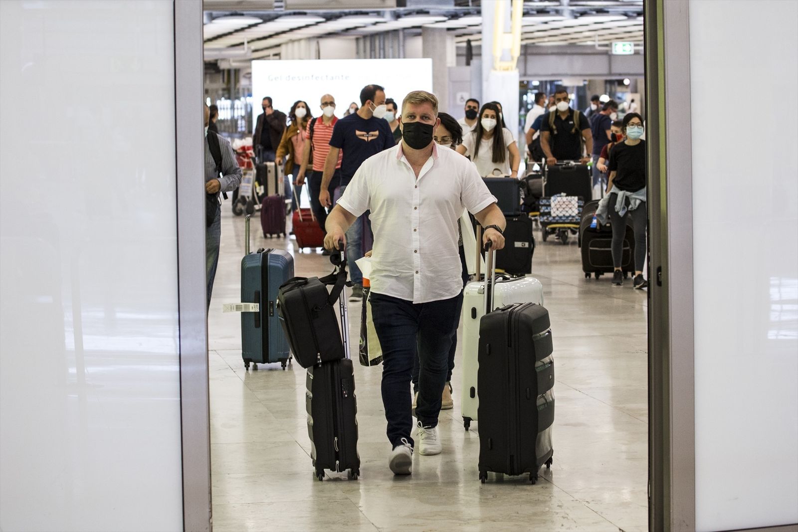 Viajeros en el aeropuerto Adolfo Suárez-Madrid Barajas