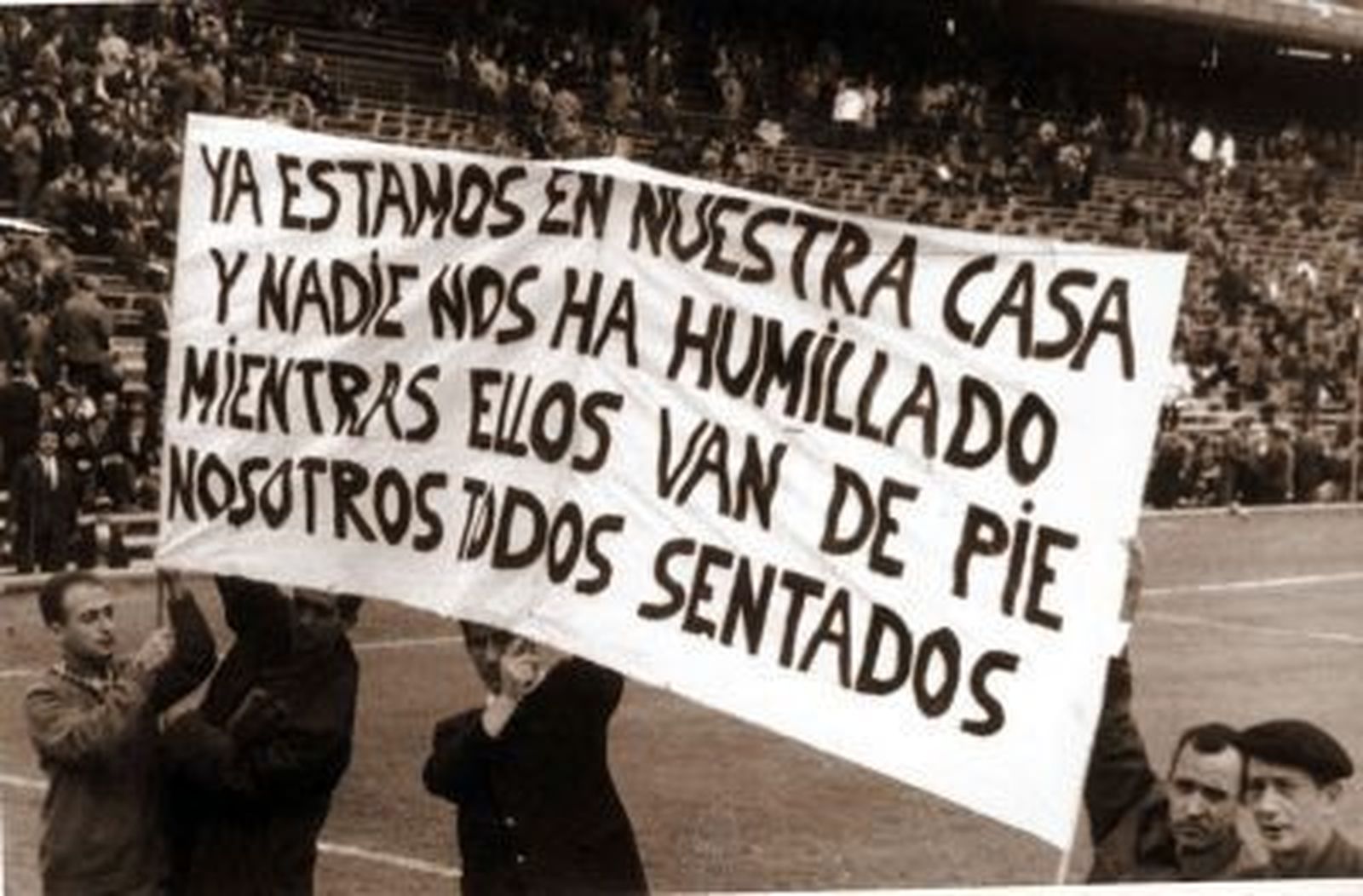 Aficionados del Atleti celebran la inauguración del Estadio Vicente Calderón