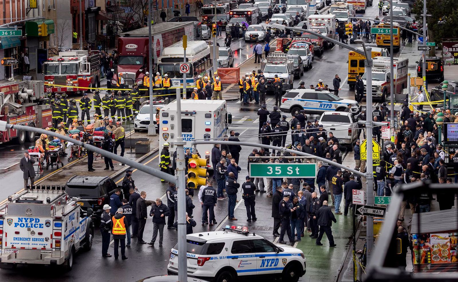 Nueva York busca al hombre que abrió fuego en el Metro y dejó 16 heridos