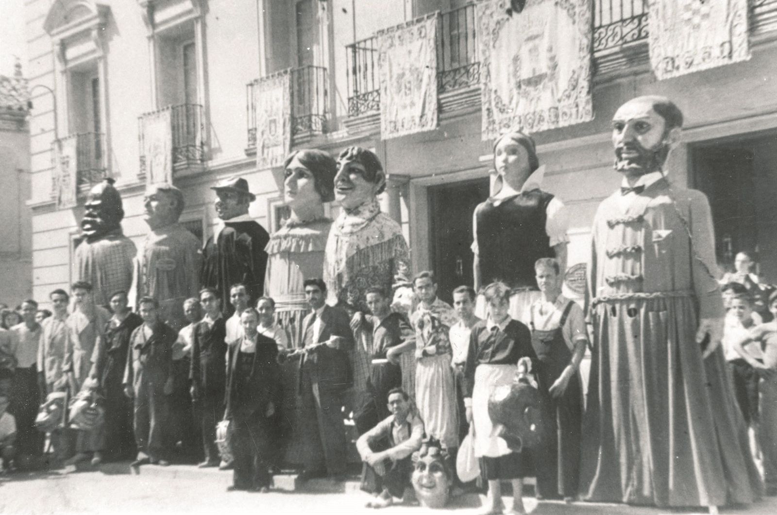 Foto histórica de la centenaria comparsa de Gigantes y Cabezudos de Alcalá de Henares