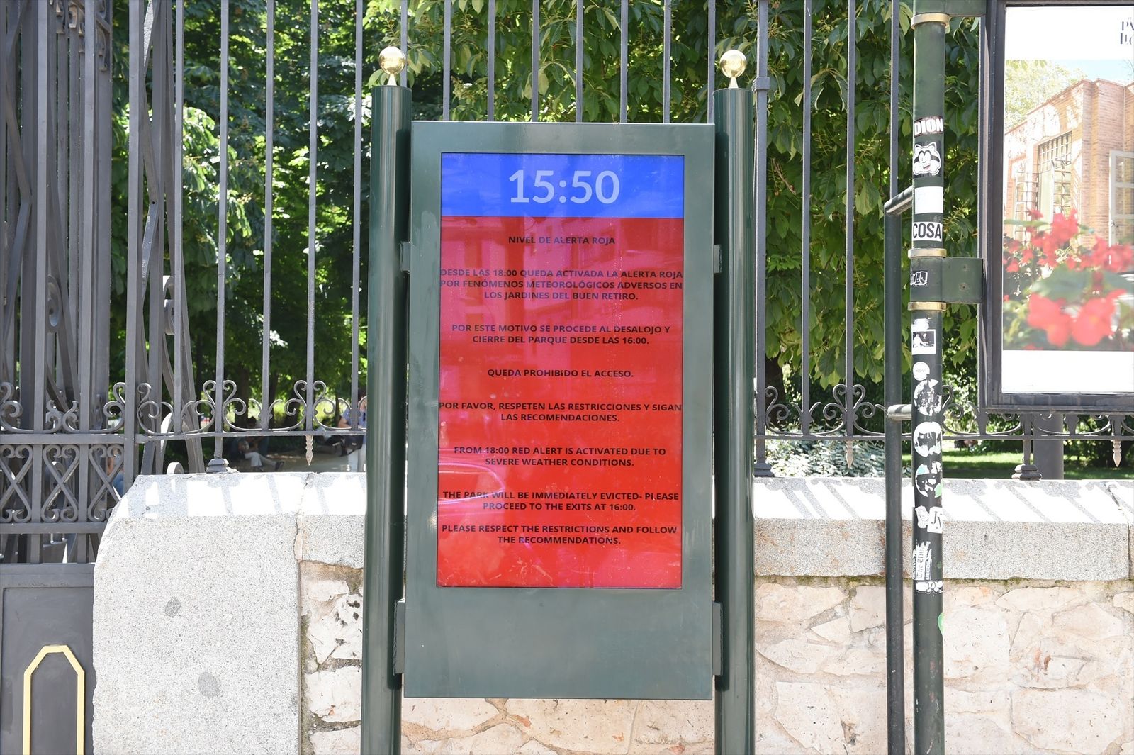 Una pantalla informativa anuncia que el parque de El Retiro se cierra por viento y calor