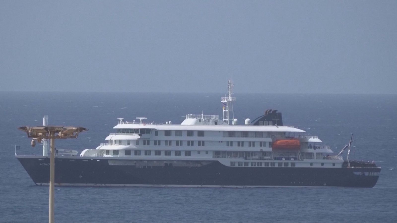 Clavijo dice que el crucero afectado por hantavirus "debe ser atendido donde está"