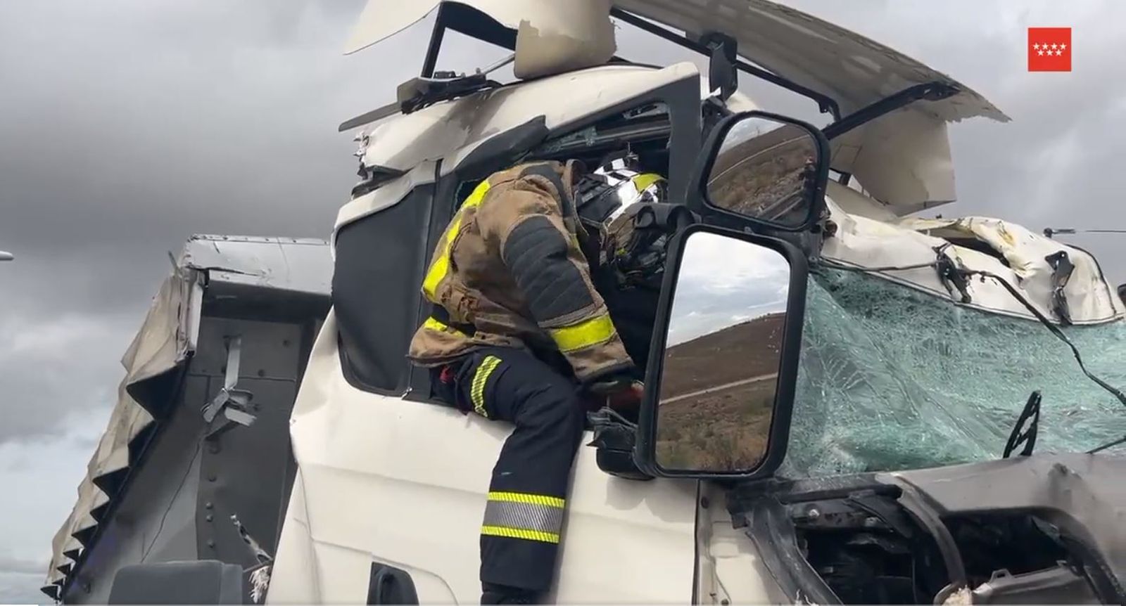 Bombero en el interior del camión