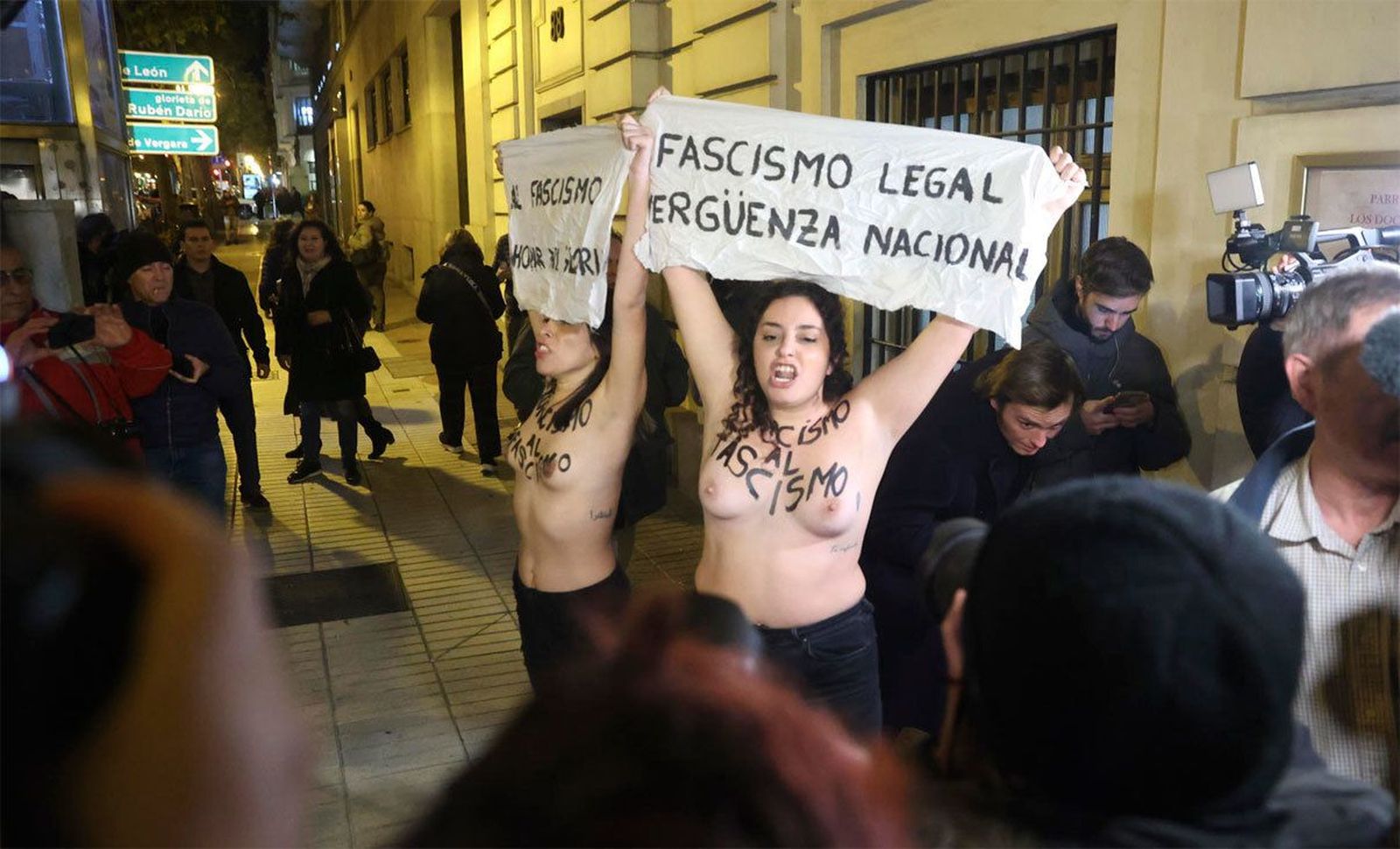 Dos activistas de Femen irrumpen a pecho descubierto en la entrada de la misa por Franco