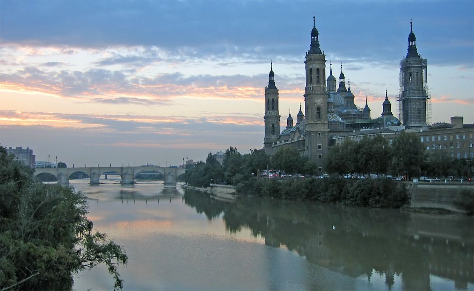 Basílica del Pilar junto al río (Zaragoza)