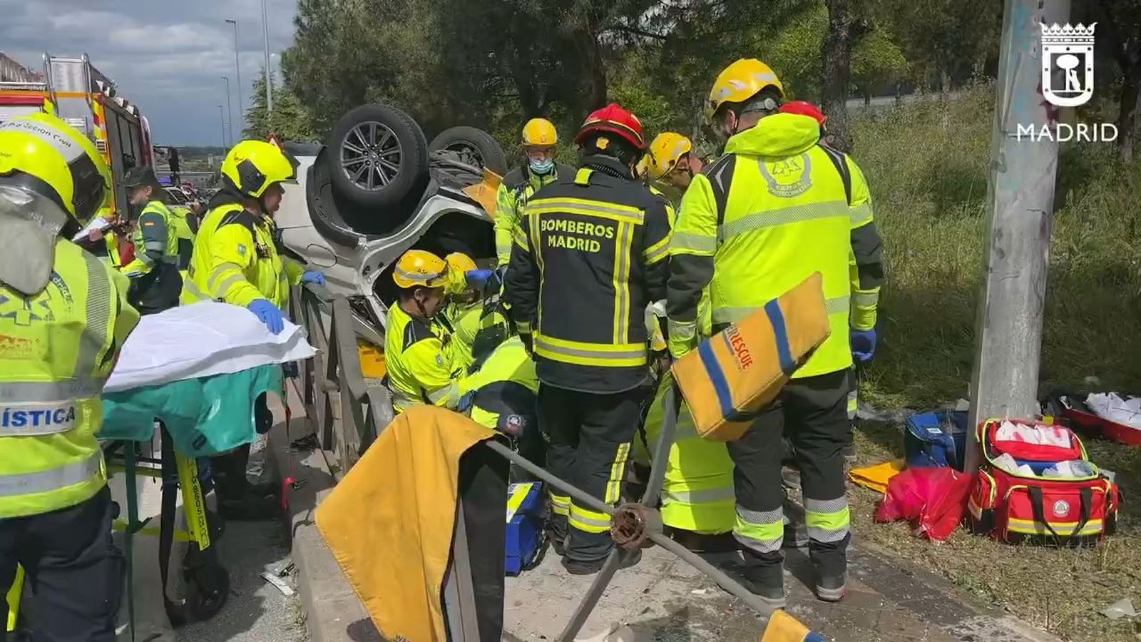 Accidente en la A-1 con una persona atrapada en su vehículo