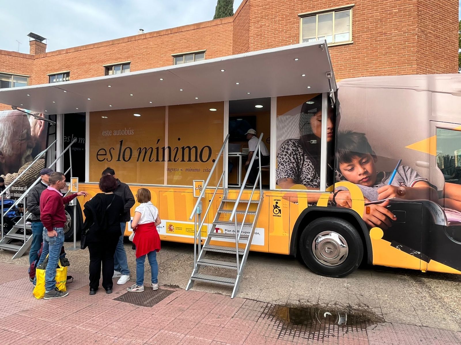 Alcalá de Henares, primera parada del autobús del Ingreso Mínimo Vital
