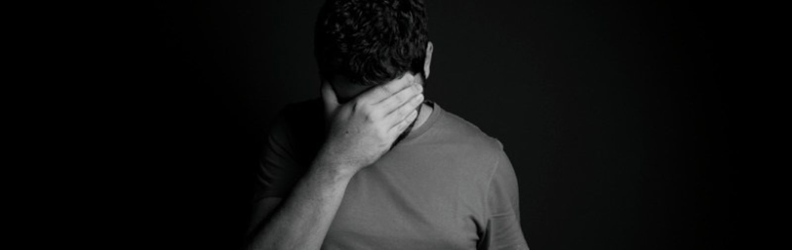 Joven con pensamientos suicidas