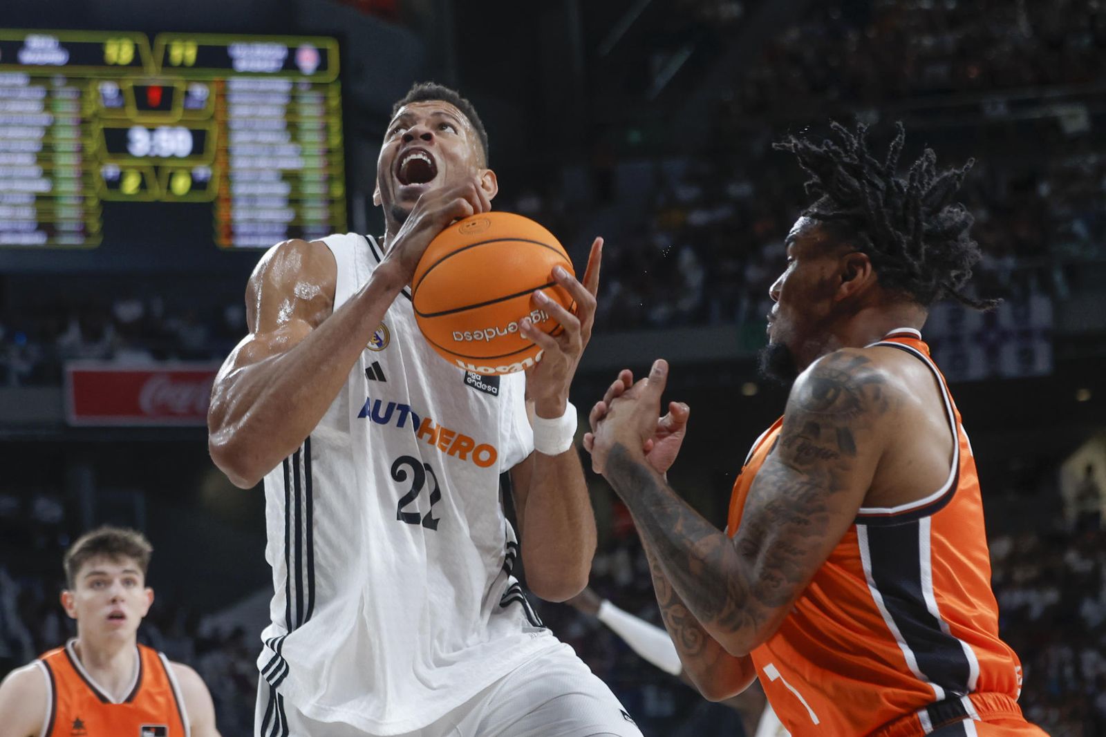 Tavares ante el Valencia Basket