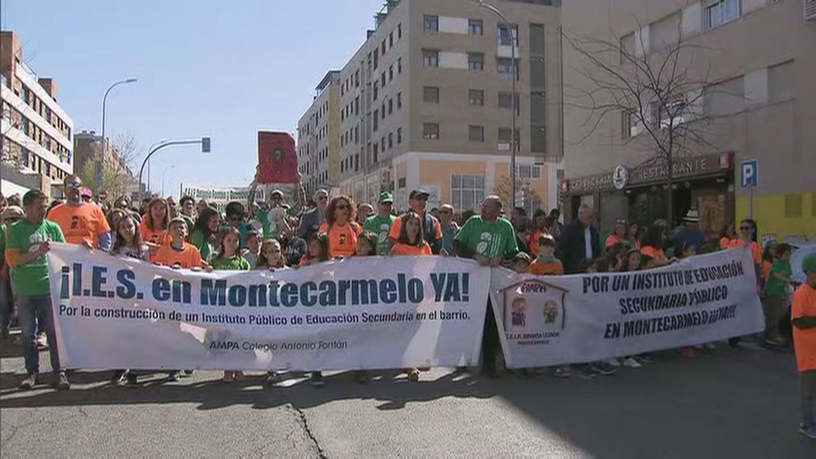 Manifestación de los vecinos de Montecarmelo para reclamar un instituto